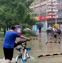 痛心！河南暴雨已致33人遇难，8人失踪！雨量破极值！这些火车站，所有列车停运！